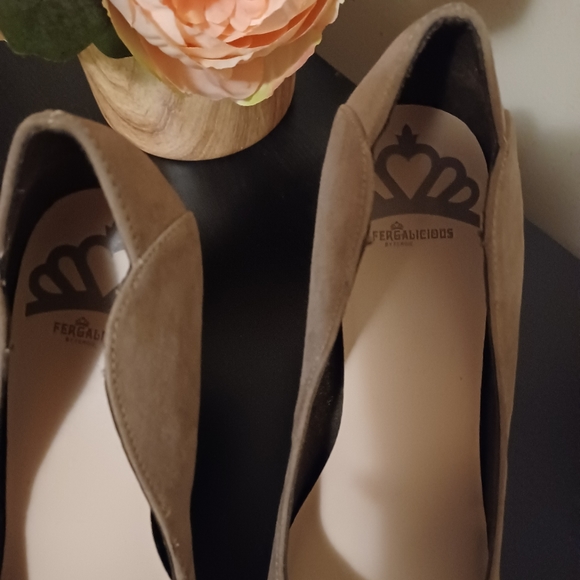 Fergalicous high heels women size 8.5 beige office casual - Picture 6 of 7